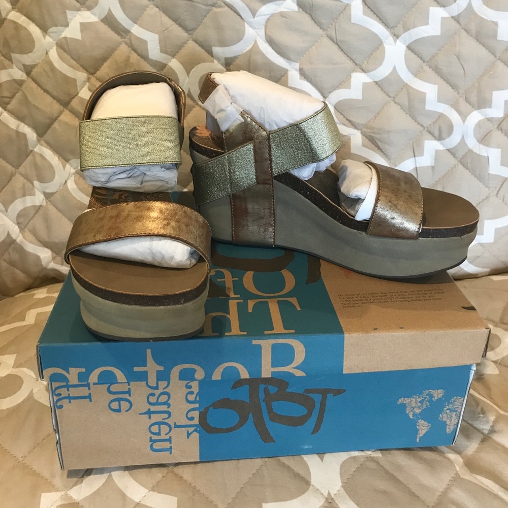 Women’s Bushnell Wedge Sandal in Gold